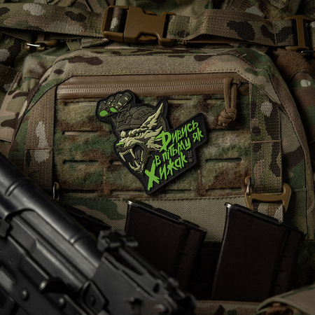 Naszywka "Spoglądaj w Ciemność jak Drapieżnik" PVC  - Black/Olive