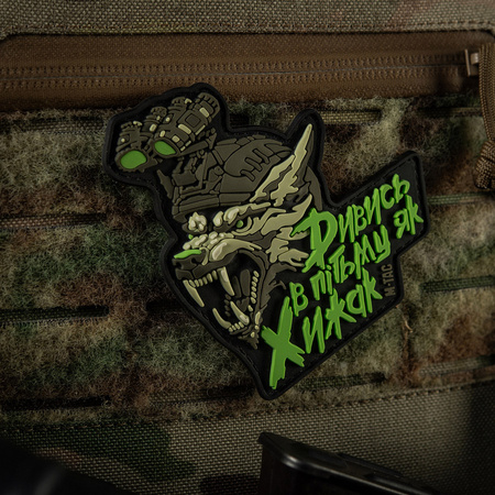 Naszywka "Spoglądaj w Ciemność jak Drapieżnik" PVC  - Black/Olive