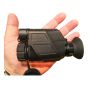 Kamera / monokular termowizyjny marki PREDATOR, seria TM, model 02, zdjęcie obrazujące kompaktowe wymiary kamery względem dłoni